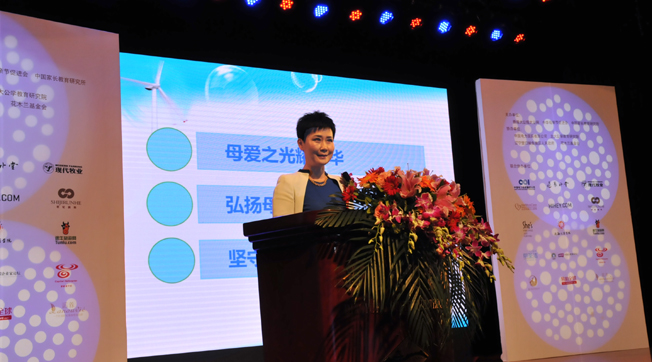 李小琳出席“中華母愛論壇”，接受新華網專訪