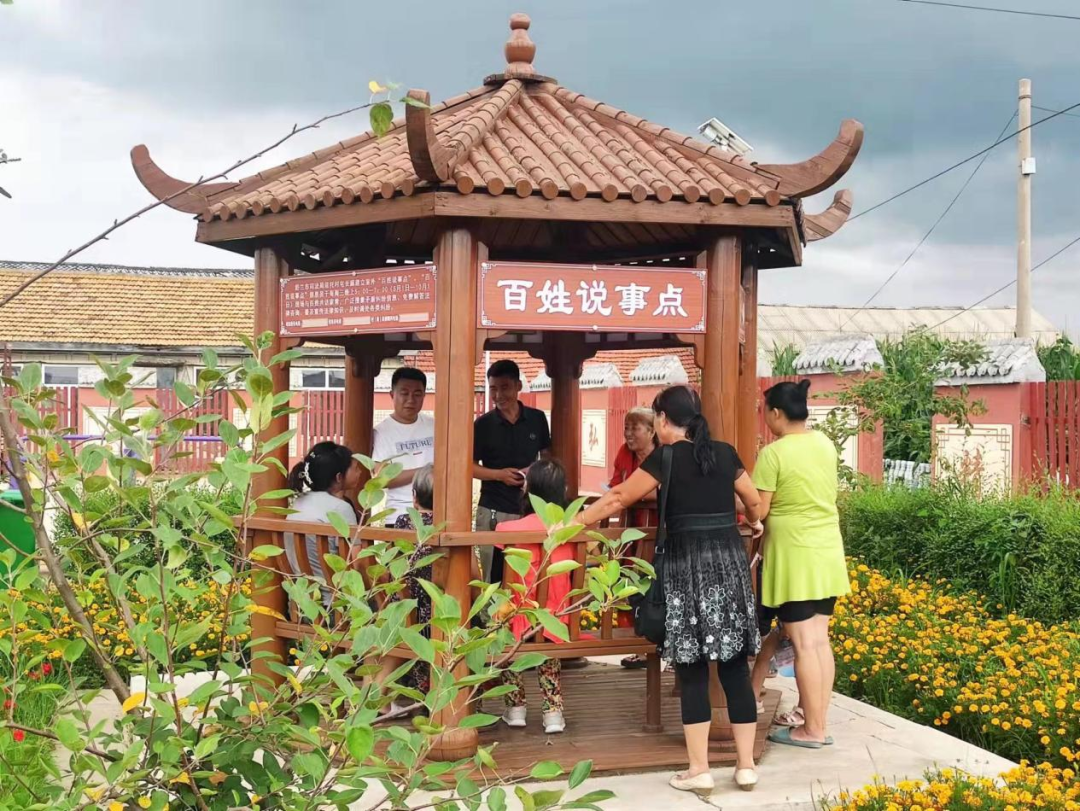 法特司法所到头台村室外”百姓说事点“进行普法宣传.png