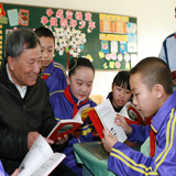 喬安山給小學生講雷鋒的故事。