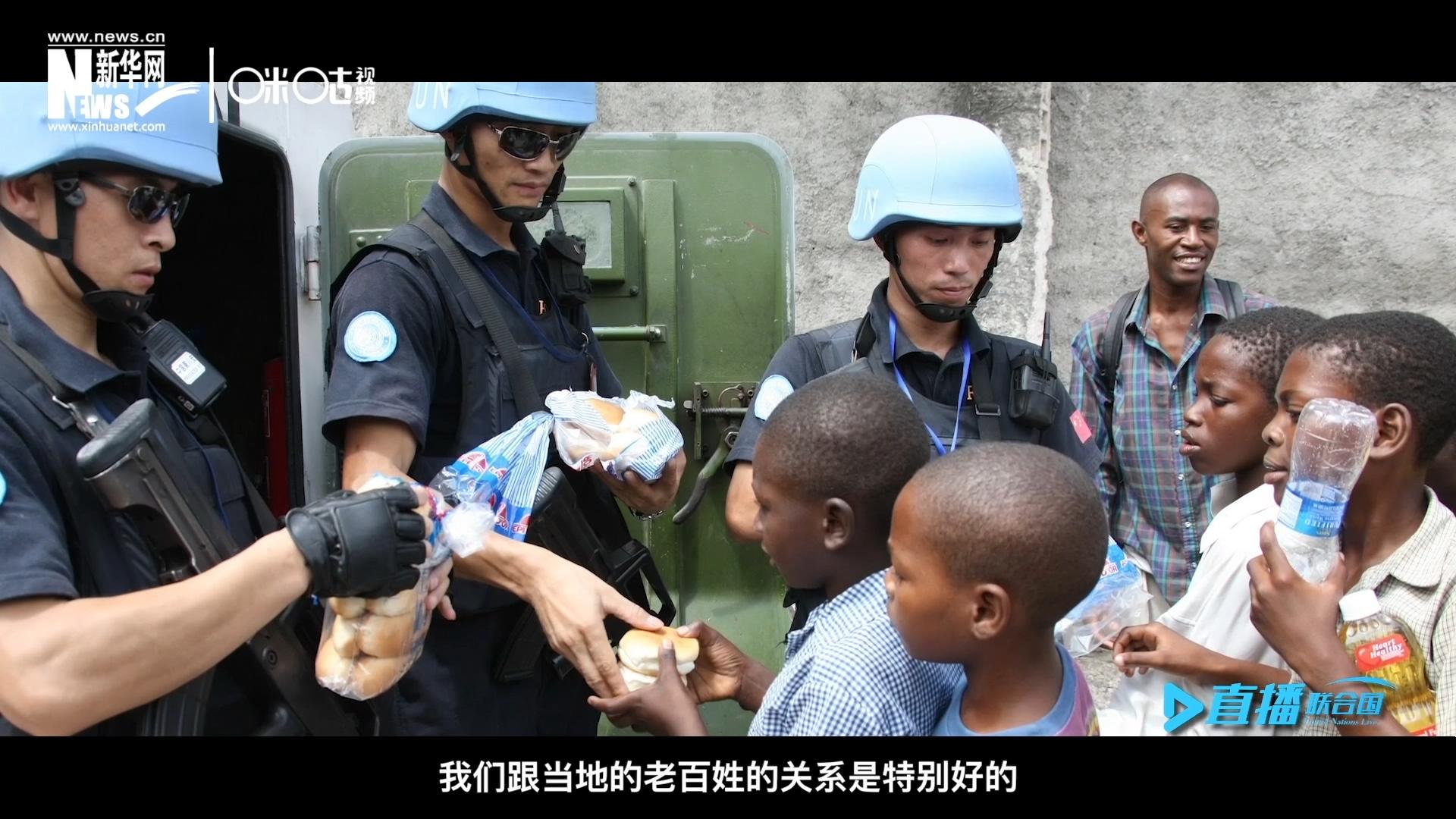 這群胸前印著五星紅旗的警察，在當地民眾心里有著沉甸甸的份量，也傳遞出許多的善意與感動。