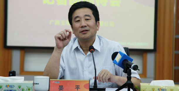 玉柴集團公司董事局主席晏平——大家可能不一定認識我，但是大家一定坐過裝配玉柴發動機的客車、公交車，因為玉柴發動機裝配在全國超過60%的客車、公交車上。玉柴發動機能夠陪伴大家上班、回家、逛街，我很自豪。我們將繼續制造更多更好的綠色產品，造福社會和百姓。