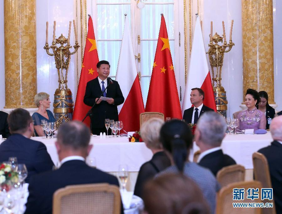6月20日，國家主席習近平出席波蘭總統(tǒng)杜達在華沙王宮舉行的盛大歡迎晚宴。 新華社記者 劉衛(wèi)兵 攝